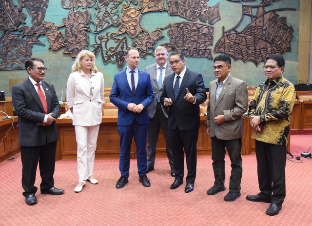 Komisi X DPR RI menerima Kunjungan Kehormatan (courtesy call) dari Delegasi Komite Pendidikan Parlemen Jerman (Bundestag), Kunjungan Kehormatan itu dipimpin oleh Wakil Ketua Komisi X DPR RI, Dede Yusuf di Ruang Rapat Komisi X DPR RI, Nusantara I, DPR RI, Senayan, Jakarta, Senin (5/12/2022).