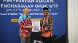 Wakil Bupati Garut, dr. Helmi Budiman menerima secara langsung DIPA dan Buku Alokasi TKD yang diserahkan oleh Sekretaris Daerah (Sekda) Provinsi Jawa Barat, Setiawan Wangsaatmaja, di Aula Barat Gedung Sate, Kota Bandung, Senin (12/12/2022).