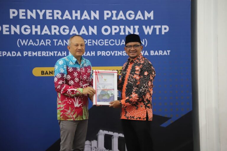 Wakil Bupati Garut, dr. Helmi Budiman menerima secara langsung DIPA dan Buku Alokasi TKD yang diserahkan oleh Sekretaris Daerah (Sekda) Provinsi Jawa Barat, Setiawan Wangsaatmaja, di Aula Barat Gedung Sate, Kota Bandung, Senin (12/12/2022).