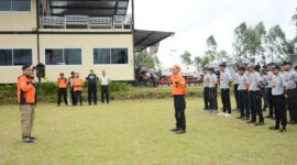 Ketua DPD PKS Kabupaten Bandung H Gun Gun Gunawan S.Si., M.Si memberikan sambutan dan arahan kepada 150 peserta pelatihan mitigasi bencana yang digelar selama dua hari tanggal 30 dan 31 Desember 2022 di Situ Cileunca Kecamatan Pangalengan Kabupaten Bandung.