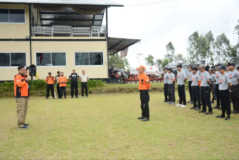 Ketua DPD PKS Kabupaten Bandung H Gun Gun Gunawan S.Si., M.Si memberikan sambutan dan arahan kepada 150 peserta pelatihan mitigasi bencana yang digelar selama dua hari tanggal 30 dan 31 Desember 2022 di Situ Cileunca Kecamatan Pangalengan Kabupaten Bandung.