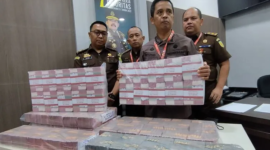 Asisten Pidana Khusus Kejati Jawa Barat Riyono menunjukkan uang pengembalian dalam kasus korupsi dana bos madrasah di Kantor Kejati Jawa Barat, Kota Bandung, Jawa Barat, Kamis (1/12/2022). (FotoBagus Ahmad Rizaldi /Antara)