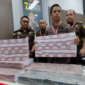 Asisten Pidana Khusus Kejati Jawa Barat Riyono menunjukkan uang pengembalian dalam kasus korupsi dana bos madrasah di Kantor Kejati Jawa Barat, Kota Bandung, Jawa Barat, Kamis (1/12/2022). (FotoBagus Ahmad Rizaldi /Antara)