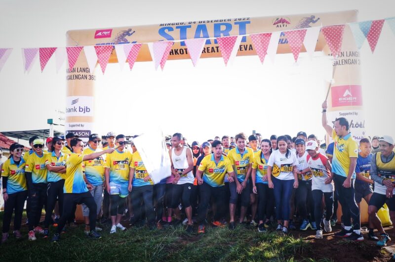 Ketua Umum Asosiasi Lari Trail Indonesia (ALTI) Bima dan Sahur Gunawan melepas peserta Trail Run di Garis Finish/start, Taman Langit Pangalengan, Minggu 4/12/22