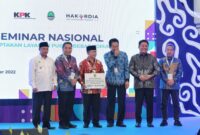 Walikota Bandung Yana Mulyana Berfoto bersama Wakil Ketua KPK Johanis Tanak dan Wagub Jabar di acara seminar nasional Hari Anti Korupsi Sedunia. Selasa 6/12/22.