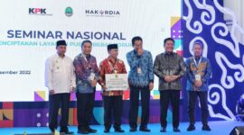 Walikota Bandung Yana Mulyana Berfoto bersama Wakil Ketua KPK Johanis Tanak dan Wagub Jabar di acara seminar nasional Hari Anti Korupsi Sedunia. Selasa 6/12/22.