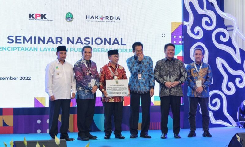 Walikota Bandung Yana Mulyana Berfoto bersama Wakil Ketua KPK Johanis Tanak dan Wagub Jabar di acara seminar nasional Hari Anti Korupsi Sedunia. Selasa 6/12/22.