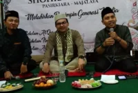 Wakil Bupati Sahrul Gunawan (tengah) didampingi Pimpinan Ponpes sohibul Qur'an (kiri) dan Chief brotherhood for Faith MC Ustadz Salman Alfarisi (kanan) saat mengisi acra Jumat mengaji di Desa Padamulya Majalaya. Jum'at (9/12/22)