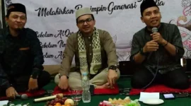 Wakil Bupati Sahrul Gunawan (tengah) didampingi Pimpinan Ponpes sohibul Qur'an (kiri) dan Chief brotherhood for Faith MC Ustadz Salman Alfarisi (kanan) saat mengisi acra Jumat mengaji di Desa Padamulya Majalaya. Jum'at (9/12/22)