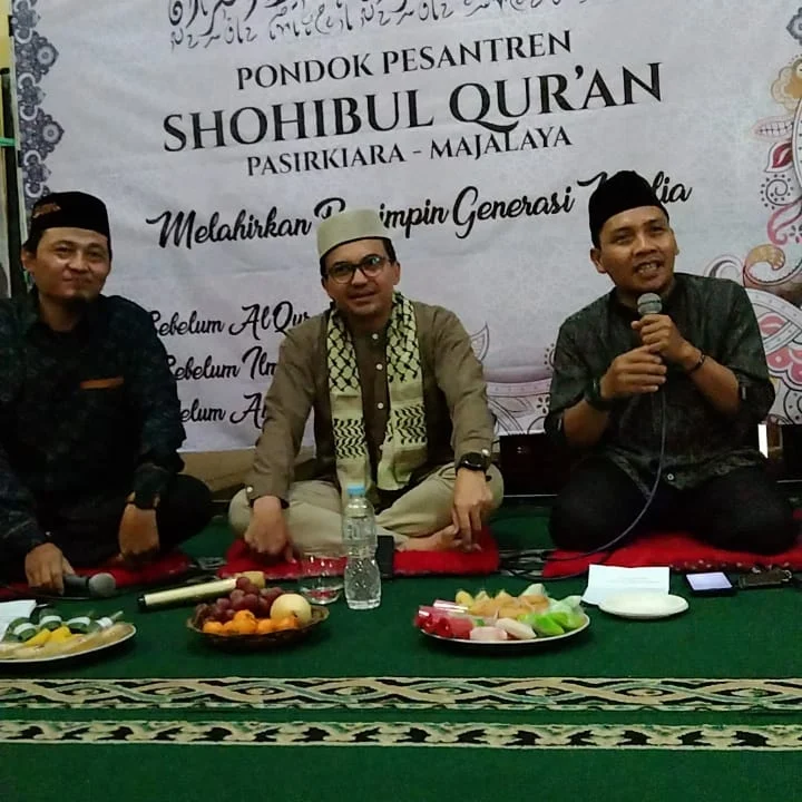 Wakil Bupati Sahrul Gunawan (tengah) didampingi Pimpinan Ponpes sohibul Qur'an (kiri) dan Chief brotherhood for Faith MC Ustadz Salman Alfarisi (kanan) saat mengisi acra Jumat mengaji di Desa Padamulya Majalaya. Jum'at (9/12/22)