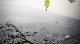 Kondisi sampah di tiap sudut kolam disekitar tugu pahlawan Toha Jl. Raya Dayeuhkolot Kecamatan Dayeuhkolot Kabupaten Bandung 