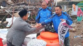 General Support Manager Project Management Unit Patuha 2 Ahmad Riyan menyerahkan bantuan secara dilokasi bencana kepada Ketua Relawan Heri Pramono. Cianjur Selasa (29/11/22).