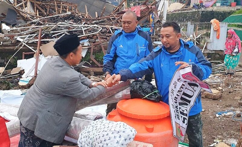 General Support Manager Project Management Unit Patuha 2 Ahmad Riyan menyerahkan bantuan secara dilokasi bencana kepada Ketua Relawan Heri Pramono. Cianjur Selasa (29/11/22).