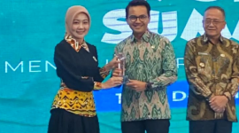 Wakil Bupati Bandung Sahrul Gunawan menerima Penghargaan untuk Kabupaten Bandung dari Kementerian Kesehatan sebagai daerah yang paling berkomitmen dalam percepatan menurunkan angka Stunting. Gasibu , Rabu 13/12/2022. 
