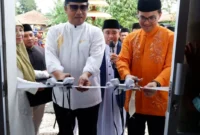 Wakil Bupati Bandung H Sahrul Gunawan SE didampingi tokoh Ciparay Dr. H. Dadang M. Naser, S.H., S.I.P., M.I. Pol. Melakukan Gunting pita peresmian masjid Robithoh. Ciparay Jum'at 16 Desember 2022.