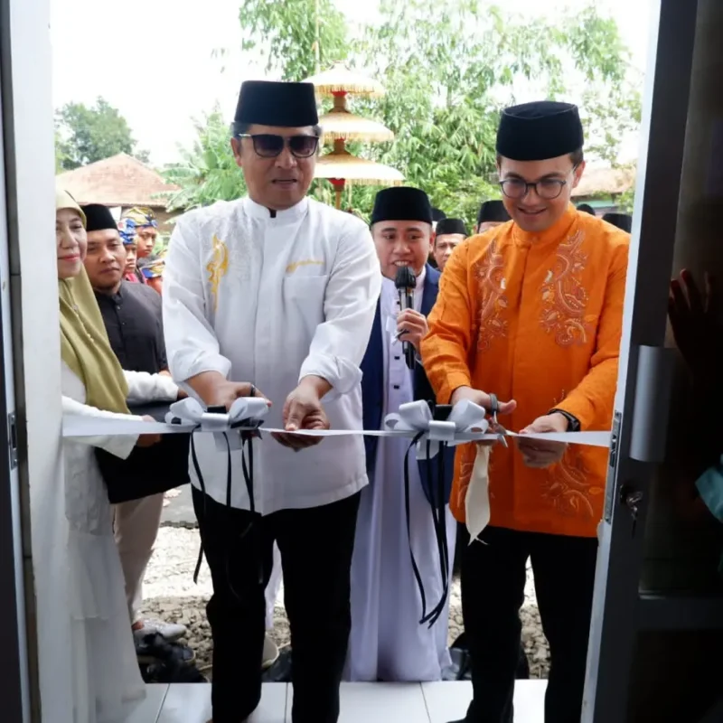 Wakil Bupati Bandung H Sahrul Gunawan SE didampingi tokoh Ciparay Dr. H. Dadang M. Naser, S.H., S.I.P., M.I. Pol. Melakukan Gunting pita peresmian masjid Robithoh. Ciparay Jum'at 16 Desember 2022.