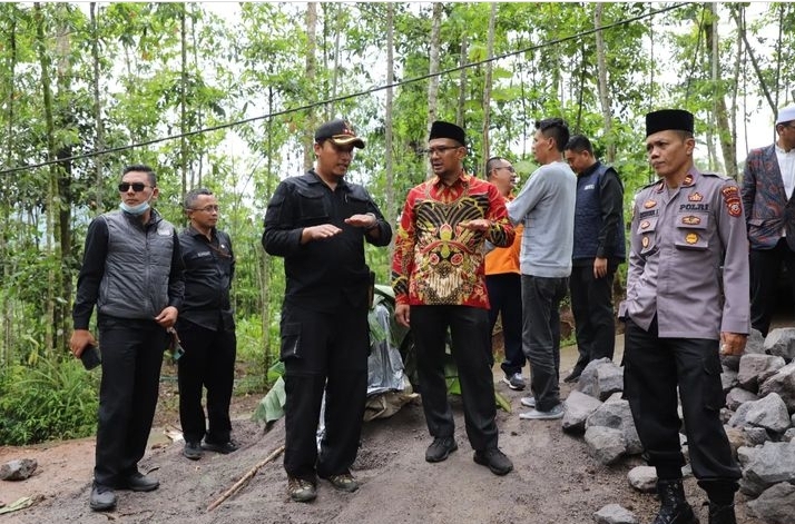 Helm Budiman - karena saat ini Kabupaten Garut memiliki curah hujan yang cukup tinggi, maka Bupati Garut Rudy Gunawan telah menyampaikan bahwa saat ini Kabupaten Garut masuk ke dalam masa darurat tanggap bencana.