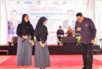 Dede Yusuf berdialog dengan siswi SMK saat peninjauan program COE di SMK Bandung Barat di Desa Cimareme, Kecamatan Ngamprah, KBB (22/12/2022).