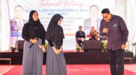 Dede Yusuf berdialog dengan siswi SMK saat peninjauan program COE di SMK Bandung Barat di Desa Cimareme, Kecamatan Ngamprah, KBB (22/12/2022).