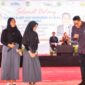 Dede Yusuf berdialog dengan siswi SMK saat peninjauan program COE di SMK Bandung Barat di Desa Cimareme, Kecamatan Ngamprah, KBB (22/12/2022).