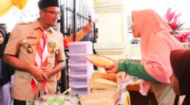 Wabup Garut dr. Helmi Budiman secara resmi me-launching Pojok Pangan Desa (Lumbung Pangan) yang berlokasi di Desa Sukamurni, Kabupaten Garut, Selasa (27/12/2022). Helmi menilai, kegiatan ini merupakan kegiatan yang luar biasa dan bisa membantu meningkatkan perekonomian masyarakat.