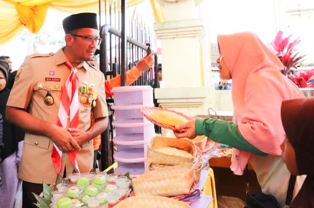 Wabup Garut dr. Helmi Budiman secara resmi me-launching Pojok Pangan Desa (Lumbung Pangan) yang berlokasi di Desa Sukamurni, Kabupaten Garut, Selasa (27/12/2022). Helmi menilai, kegiatan ini merupakan kegiatan yang luar biasa dan bisa membantu meningkatkan perekonomian masyarakat.