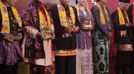 Teh Mira ( ke empat dari kiri) mewakili Gumbira (Alm) saat menerima penghargaan tanda bintang kehormatan Nararya pada acara Anugrah Kebudayaan, Jakarta, (9/12).