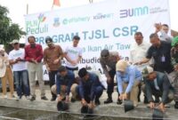 Wabup Garut dr Helmi Budiman didampingi Manager PLN Unit Pelaksana Pelayanan Pelanggan (PLN UP3) Garut, Nurhidayanto Nugroho dan Founder EFishery, Crisna Aditya melepaskan bibit ikan pada acara peresmian lokasi budidaya ikan dengan menerapkan smart technology di Desa Jati, Kecamatan Tarogong Kaler, Kabupaten Garut, Selasa (13/12/2022).