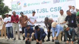 Wabup Garut dr Helmi Budiman didampingi Manager PLN Unit Pelaksana Pelayanan Pelanggan (PLN UP3) Garut, Nurhidayanto Nugroho dan Founder EFishery, Crisna Aditya melepaskan bibit ikan pada acara peresmian lokasi budidaya ikan dengan menerapkan smart technology di Desa Jati, Kecamatan Tarogong Kaler, Kabupaten Garut, Selasa (13/12/2022).