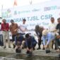 Wabup Garut dr Helmi Budiman didampingi Manager PLN Unit Pelaksana Pelayanan Pelanggan (PLN UP3) Garut, Nurhidayanto Nugroho dan Founder EFishery, Crisna Aditya melepaskan bibit ikan pada acara peresmian lokasi budidaya ikan dengan menerapkan smart technology di Desa Jati, Kecamatan Tarogong Kaler, Kabupaten Garut, Selasa (13/12/2022).