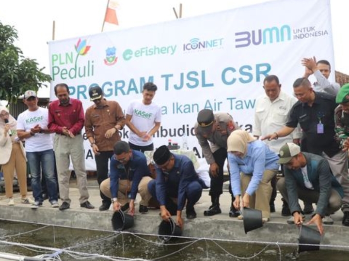 Wabup Garut dr Helmi Budiman didampingi Manager PLN Unit Pelaksana Pelayanan Pelanggan (PLN UP3) Garut, Nurhidayanto Nugroho dan Founder EFishery, Crisna Aditya melepaskan bibit ikan pada acara peresmian lokasi budidaya ikan dengan menerapkan smart technology di Desa Jati, Kecamatan Tarogong Kaler, Kabupaten Garut, Selasa (13/12/2022).