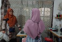 Anggota DPR RI Ledia Hanifa Amaliah mengunjungi beberapa Usaha Mikro Kecil dan Menengah (UMKM) yang menerima manfaat dari Program Bantuan Peralatan Khusus (Banpersus) dari Kemenparekraf RI di Kota Bandung. Dua di antaranya, yakni UMKM Renura Kids (Produsen Kaos Anak) yang bertempat di Cijerah Kecamatan Bandung Kulon, serta Rumah Kemasan (Produsen Kemasan) di Sindangjaya. 