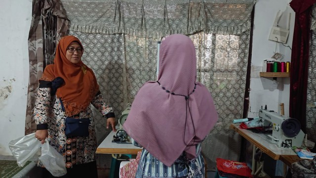 Anggota DPR RI Ledia Hanifa Amaliah mengunjungi beberapa Usaha Mikro Kecil dan Menengah (UMKM) yang menerima manfaat dari Program Bantuan Peralatan Khusus (Banpersus) dari Kemenparekraf RI di Kota Bandung. Dua di antaranya, yakni UMKM Renura Kids (Produsen Kaos Anak) yang bertempat di Cijerah Kecamatan Bandung Kulon, serta Rumah Kemasan (Produsen Kemasan) di Sindangjaya. 