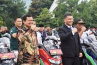 Bupati Sumedang Dony Ahmad Munir menyerahkan motor operasional para kepala desa dan lurah. Pemda Sumedang telah merealisasikan apa yang menjadi harapan para kepala desa. Sabtu (24/12/2022)