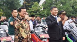 Bupati Sumedang Dony Ahmad Munir menyerahkan motor operasional para kepala desa dan lurah. Pemda Sumedang telah merealisasikan apa yang menjadi harapan para kepala desa. Sabtu (24/12/2022)