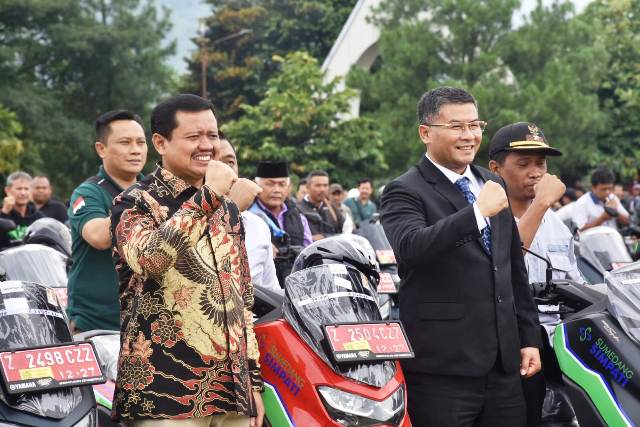 Bupati Sumedang Dony Ahmad Munir menyerahkan motor operasional para kepala desa dan lurah. Pemda Sumedang telah merealisasikan apa yang menjadi harapan para kepala desa. Sabtu (24/12/2022)