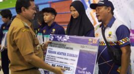 Bupati Sumedang Dony Ahmad Munir menyerahkan Kadeudeuh kepada para atlit yang telah meraih prestasi di ajang Porprov Jabar 2022.