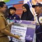 Bupati Sumedang Dony Ahmad Munir menyerahkan Kadeudeuh kepada para atlit yang telah meraih prestasi di ajang Porprov Jabar 2022.