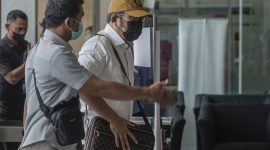 Wakil Ketua DPRD Jawa Timur Sahat Tua Simanjuntak (bertopi) tiba di Kantor Komisi Pemberantasan Korupsi (KPK), Jakarta, setelah ditangkap KPK, Kamis (15/12/2022).