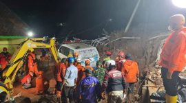 Pencarian korban tertimbun longsor Sumedang hari ini, Senin, 19 Desember 2022 oleh Tim SAR gabungan. (SAR Jawa Barat)