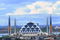 Masjid Raya Al Jabbar merupakan bangunan dengan arsitektur unik dengan filosofi Al Jabbar yang merupakan salah satu asmaul husna, yang punya makna Maha Perkasa.  Di bangun sejak Desember 2017, masjid kebanggaan masyarakat Jabar dibangun di atas embung, atau kolam retensi serta dilengkapi bangunan penunjang lainnya. Akan diresmikan Jumat 30 Desember 2022.