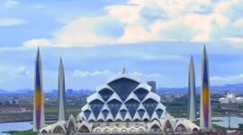 Masjid Raya Al Jabbar merupakan bangunan dengan arsitektur unik dengan filosofi Al Jabbar yang merupakan salah satu asmaul husna, yang punya makna Maha Perkasa.  Di bangun sejak Desember 2017, masjid kebanggaan masyarakat Jabar dibangun di atas embung, atau kolam retensi serta dilengkapi bangunan penunjang lainnya. Akan diresmikan Jumat 30 Desember 2022.