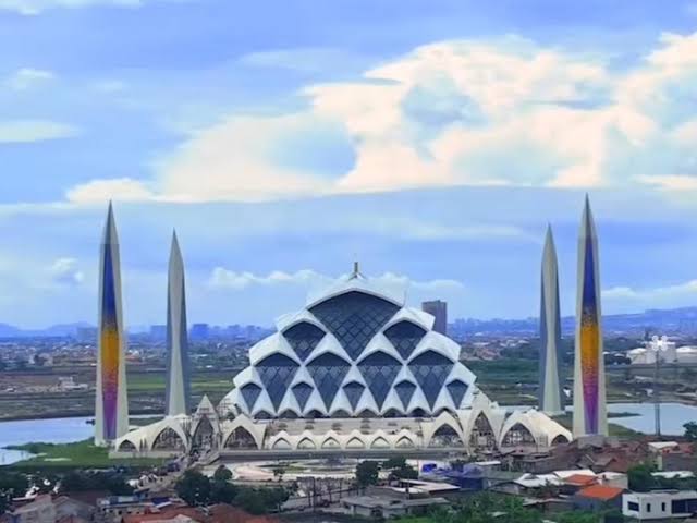 Masjid Raya Al Jabbar merupakan bangunan dengan arsitektur unik dengan filosofi Al Jabbar yang merupakan salah satu asmaul husna, yang punya makna Maha Perkasa.  Di bangun sejak Desember 2017, masjid kebanggaan masyarakat Jabar dibangun di atas embung, atau kolam retensi serta dilengkapi bangunan penunjang lainnya. Akan diresmikan Jumat 30 Desember 2022.