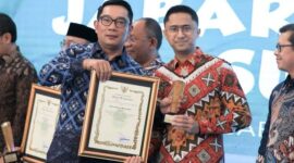 Bupati Bandung Barat, Hengki Kurniawan mendapatkan dua penghargaan sekaligus dari Gubernur Jawa Barat, Ridwan Kamil. Rabu 14 Desember 2022.