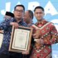 Bupati Bandung Barat, Hengki Kurniawan mendapatkan dua penghargaan sekaligus dari Gubernur Jawa Barat, Ridwan Kamil. Rabu 14 Desember 2022.