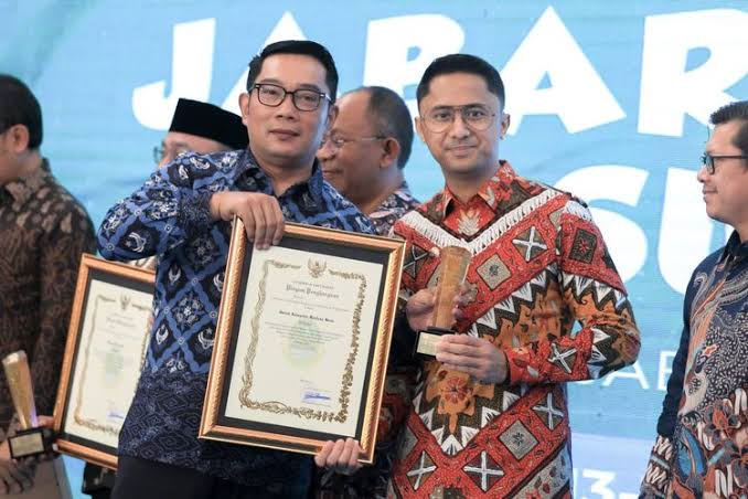 Bupati Bandung Barat, Hengki Kurniawan mendapatkan dua penghargaan sekaligus dari Gubernur Jawa Barat, Ridwan Kamil. Rabu 14 Desember 2022.