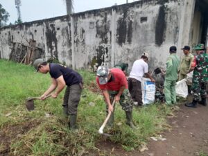 Foto Kerja Bakti Bersama Satgas Citarum Harum Sektor 6,Koramil 2408/Ciparay dan Masyarakat Desa Pakutandang