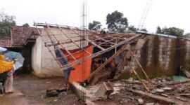 Bangunan rumah rusak akibat diterjang angin puting beliung di Dusun Paseh, Desa Paseh Kidul, Kecamatan Paseh, Kabupaten Sumedang, Senin (23/1/2023) sore. (Pemkab Sumedang)