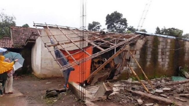 Bangunan rumah rusak akibat diterjang angin puting beliung di Dusun Paseh, Desa Paseh Kidul, Kecamatan Paseh, Kabupaten Sumedang, Senin (23/1/2023) sore. (Pemkab Sumedang)