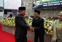 Bupati Garut Rudy Gunawan memberikan selamat kepada Ayi Suryana yang dilantik menjadi Wakil Ketua DPRD Kabupaten Garut menggantikan posisi almarhum Agus Hamdani. Jum'at 30 Desember 2022.